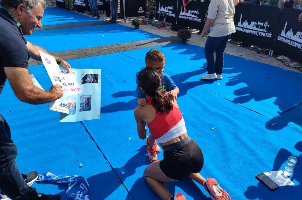 Ρίγη συγκίνησης από την υποδοχή που επιφύλαξε στην Βασιλικής Κωνσταντινοπούλου ο γιος της (pics) runbeat.gr